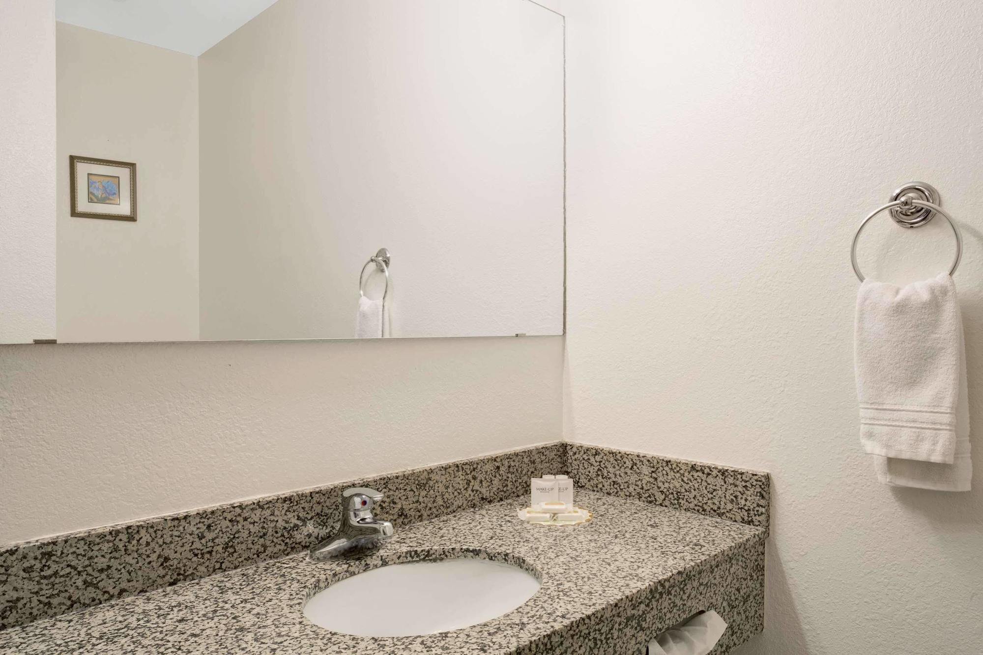 Antelope Inn & Suites Clearfield Екстериор снимка
